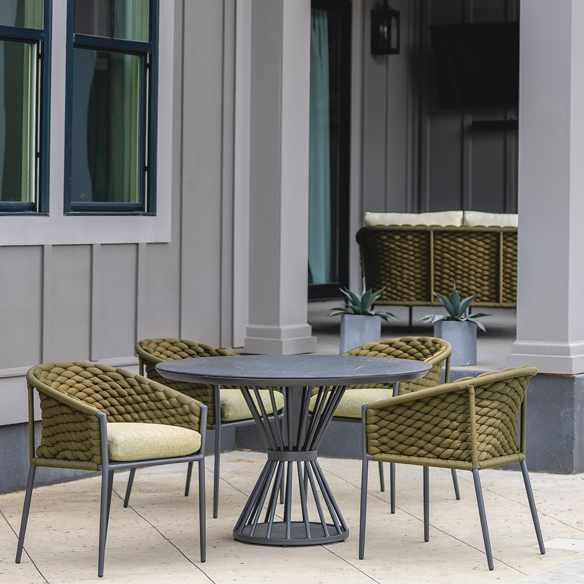 Lloyd Flanders Escape Round Outdoor Dining Set for 4 - LF-ESCAPE-SET2